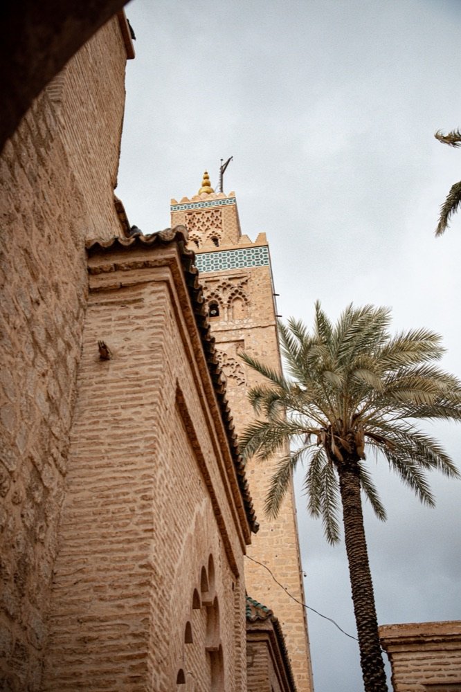 El alminar de la Koutoubia y una palmera, en Marrakech.